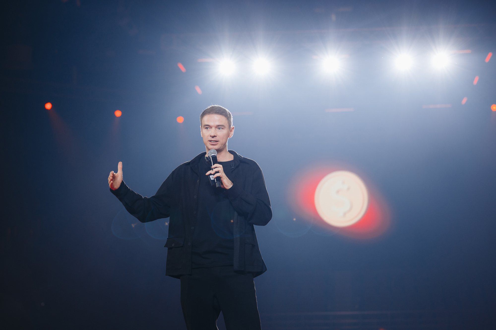 Сцена в свете прожекторов